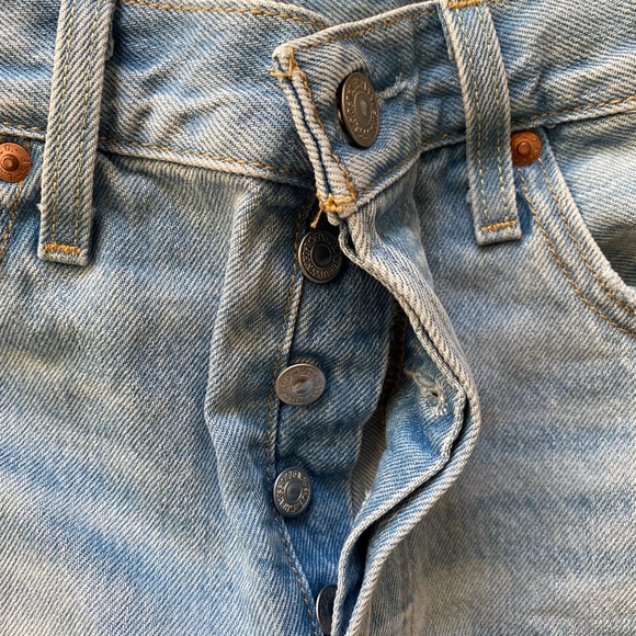 Levi’s 501 Shorts - Picture 2 of 3